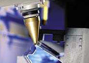 用激光对固定安装的内高压成形件端部的四周进行精整