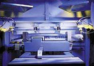 用激光对内高压成形制造底盘横梁的两端同时加工