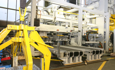 CNC-Entnahmeschaufel mit Linearmotoren und durchgängigem Palettenfördersystem