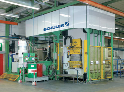 Hydraulische Plattenpresse mit 50.000 kN Schließkraft