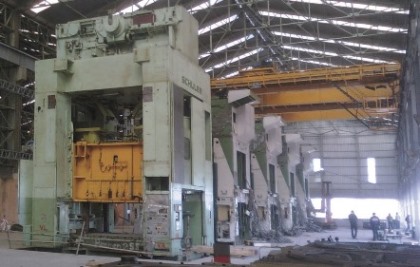 La línea de prensas usadas se compone de una prensa de 800 toneladas (delante) y cuatro prensas de 600 toneladas (detrás)